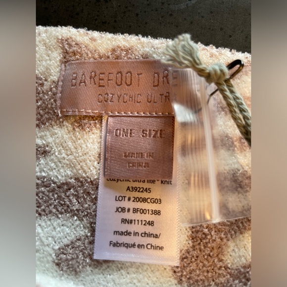 NEW WITH TAGS! Barefoot Dreams Ultra Lite Ocean Breeze PONCHO in Faded Rose OS - Picture 10 of 14